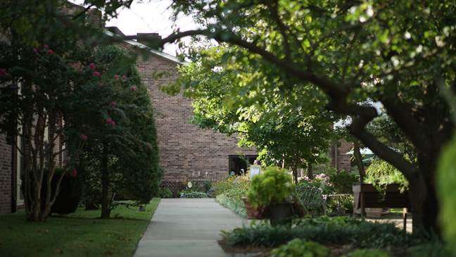Park-Place-Senior-Living-Hendersonville-Tennessee-Walkway